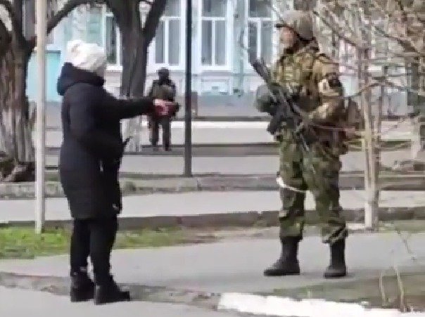 무장한 러시아 군인에게 손가락질하며 비난한 우크라이나 여성. (트위터 갈무리) © 뉴스1