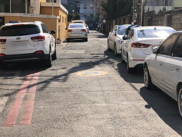 A 아파트 주변 코로나19 검사를 받기 위해 시민들이 타고 온 차량이 불법 주차돼 있다. 2022.2.25/© 뉴스1