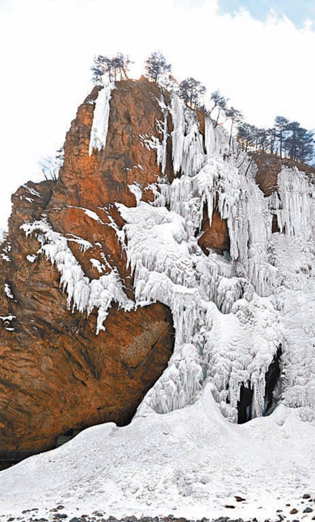 강원 인제군 북면 용대리 매바위 인공폭포, 82m 높이의 빙벽이 장관이다.