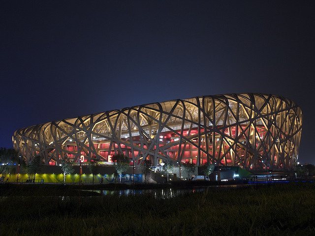 새의 둥지를 연상케 하는 2008년 베이징 올림픽 경기장은 아이 웨이웨이가 예술 자문을 맡았다.