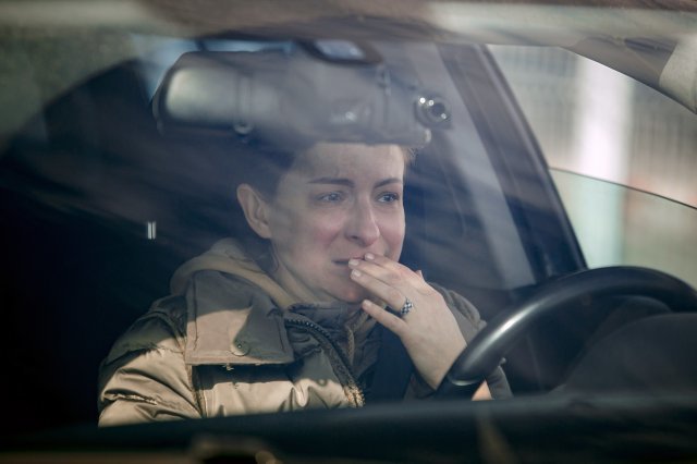 우크라이나에서 차량을 타고 인접국 루마니아로 이동하고 있는 한 여성이 차 안에서 눈물을 흘리고 있다.
