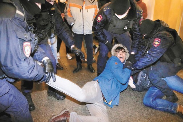 러 곳곳서 “전쟁 반대” 시위… 모스크바에서만 1700명 체포돼