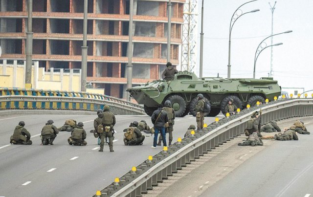 우크라군, 키예프서 방어태세 25일(현지 시간) 우크라이나 군인과 군용차들이 수도 키예프로 통하는 다리를 막고 러시아군의 진입에 대비한 방어 태세를 취하고 있다. 키예프=AP 뉴시스