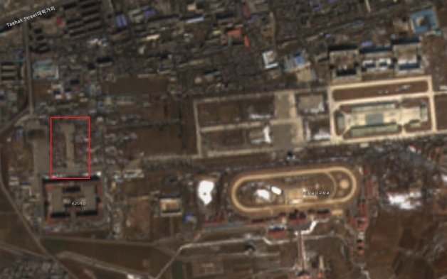 지구관측위성 ‘센티넬-2A’가 지난달 30일 촬영한 북한 평양시내 위성사진. ‘4·25여관’ 북쪽 주차장(빨간색 네모 표시)이 비어 있다. (센티넬 허브 캡처)  © 뉴스1
