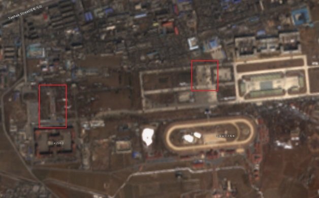 지구관측위성 ‘센티넬-2A’가 이달 24일 촬영한 북한 평양시내 위성사진. ‘4·25여관’ 북쪽 주차장(왼쪽 빨간색 네모 표시) 중앙부가 차량들로 채워져 있다. 미림비행장 북쪽 구역(오른쪽 빨간색 네모)에선 열병식 연습으로 추정되는 모습도 관측된다. (센티넬 허브 캡처) © 뉴스1