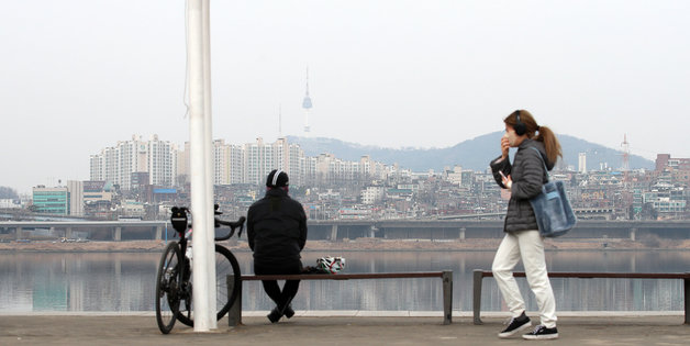 서울과 경기, 충청과 전북에는 초미세먼지주의보가 이어지고 있는 가운데 13일 오후 서울 반포한강공원에서 시민들이 산책을 하고 있다. 2022.2.13/뉴스1 © News1