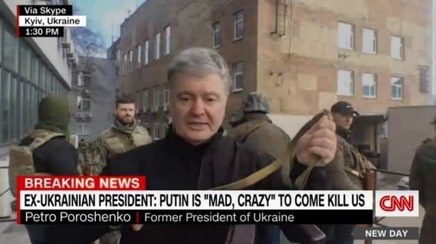 페트로 포르셴코 전 우크라이나 대통령이 25일(현지시간) 키예프의 거리에서 CNN과 인터뷰 도중 소총을 들어보이고 있다. © 뉴스1
