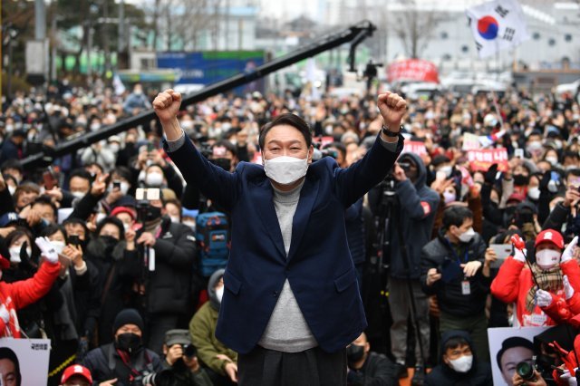 윤석열 국민의힘 대선 후보가 26일 서울 양천구 목동 현대백화점 앞에서 유세를 열고 지지를 호소하고 있다. 사진공동취재단