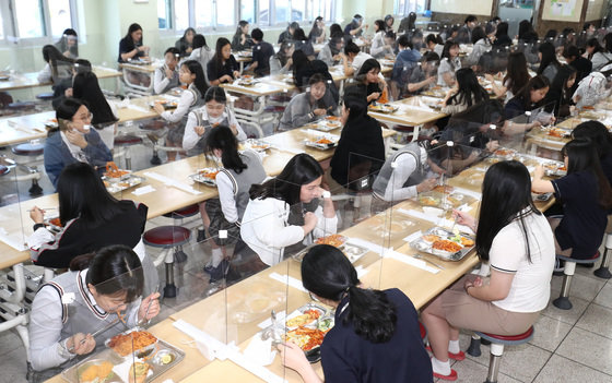 한 고등학교 급식실에서 학생들이 점심을 먹고 있다. /뉴스1 © News1