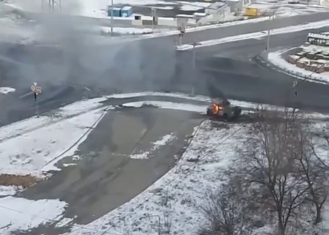 우크라이나 전략통신정보보안국이 27일(현지시간) 공개한 영상에서 탱크 한 대가 하르키우 거리에 불에 탄 채 방치돼 있다. (사진=정보보안국 텔레그램 갈무리)