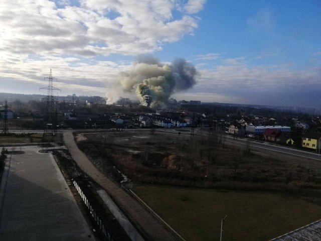 우크라이나 수도 키예프에서 북동쪽으로 25km 가량 떨어진 도시 이르핀과 부차를 잇는 다리가 폭파되고 있다. 이 다리는 북쪽에서 내려오는 러시아군이 키예프로 향하는 길목 중 하나다. 현지 언론은 우크라이나군이 러시아군의 키예프 진입을 늦추기 위해 이 다리를 폭파했다고 전했다. 트위터 캡처