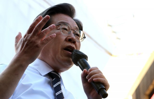이재명 더불어민주당 대선 후보가 27일 오후 부산 부산진구 쥬디스태화 앞에서 열린 ‘부산을 위해, 나를 위해 이재명아이가!’ 부산 집중유세에서 지지를 호소하고 있다. 뉴스1
