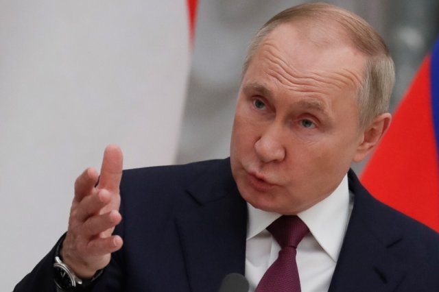 지난 1일(현지시간) 블라디미르 푸틴 러시아 대통령이 모스크바에서 열린 기자회견에서 연설하고 있다. AP/뉴시스