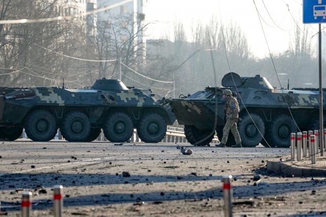 26일(현지시간) 우크라이나 키예프 거리에서 우크라이나군 장갑차들이 도로를 봉쇄하고 있다. AP/뉴시스
