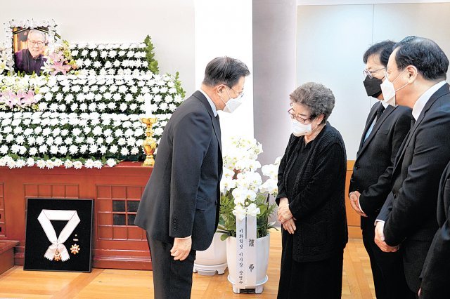 문재인 대통령(왼쪽)이 26일 이어령 전 장관의 빈소가 마련된 서울대병원을 찾아 고인을 추모했다. 청와대 제공