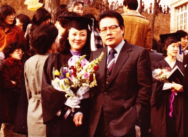1981년 이화여대 졸업식에 참석한 이어령 초대 문화부 장관(오른쪽)과 딸 이민아 목사. 열림원 제공
