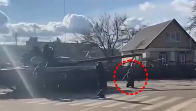 탱크에 맞선 우크라이나 시민 우크라이나 북동부 체르니고프주 바흐마치에서 한 남성(원 안)이 맨몸으로 러시아 탱크의 
전진을 막고 있다. 탱크에 매달려 막던 남성은 땅으로 떨어지자 탱크 앞에서 양팔을 벌린 채 무릎을 꿇었다. 그러자 주변 사람들이 
탱크를 향해 자전거를 던지며 “제발 탱크를 멈춰 달라”고 호소했다고 미국 CNN이 26일(현지 시간) 전했다. 러시아군은 27일 
대규모 공격을 재개했지만 우크라이나군과 시민들이 결사적으로 저항해 진격 속도가 다소 늦춰졌다. 트위터 캡처