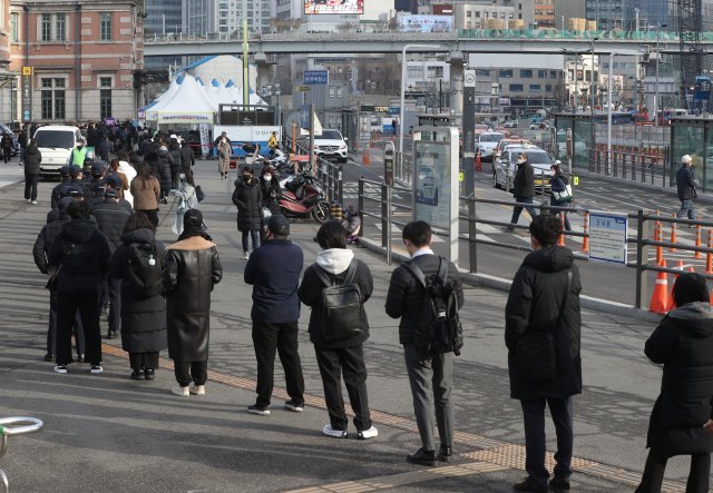 28일 오전 서울역 선별진료소에서 시민들이 신종 코로나바이러스 감염증(코로나19) 신속항원검사를 받기 위해 줄을 서 있다. 이날 0시 기준 코로나19 신규 확진자는 13만9626명 발생했다. 검사 건수가 평일보다 줄어드는 주말 효과로 인해 이날 신규 확진자는 5일째 이어지던 16만~17만 명 선보다 소폭 감소했다. 사망자는 114명 늘었으며 이는 일일 사망 기록으로는 가장 많은 숫자다. 누적 확진자는 313만4456명으로 2020년 1월 20일 국내 코로나19 유입 이후 770일 만에 300만 명을 돌파했다. 2022.2.28/뉴스1 ⓒNews1