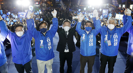 이재명 더불어민주당 대선 후보가 27일 울산 남구 롯데백화점 앞에서 유세를 열고 지지를 호소하고 있다. 2022.2.27/뉴스1 © News1