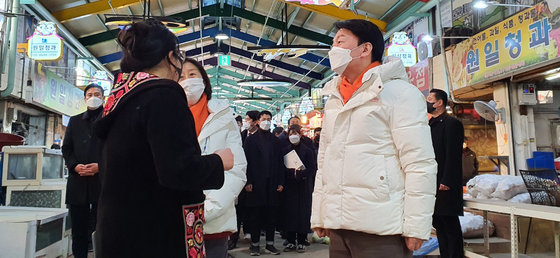 안철수 국민의당 대선 후보가 28일 전북 고창군 고창전통시장을 찾아 상인들과 대화를 나누고 있다. 2022.2.28/뉴스1