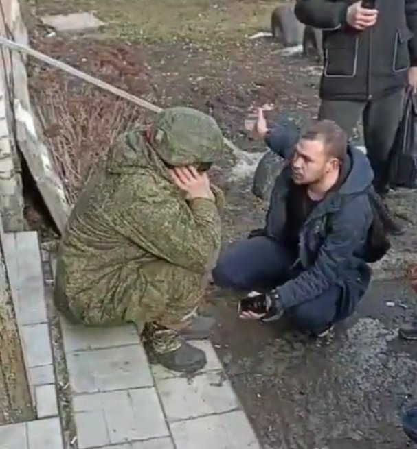 시민들에 포위된 러시아 병사. 트위터 갈무리
