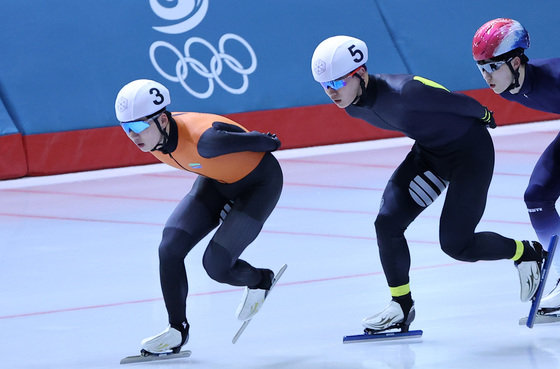 2022 베이징 동계올림픽 은메달리스트 정재원(3번)과 동메달리스트 김민석(5번)이 23일 서울 노원구 태릉국제스케이트장에서 열린 제103회 전국동계체육대회 스피드 스케이팅 남자일반부 매스스타트 경기에서 역주하고 있다. 2022.2.24/뉴스1 © News1