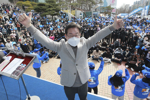 이재명 더불어민주당 대선후보가 28일 오전 경북 포항시청 앞에서 열린 ‘포항발전 제대로! 새로운 포항을 위해’ 유세에서 유권자를 향해 인사하고 있다. 사진공동취재단