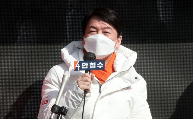 안철수 국민의당 대선후보가 28일 오전 전북 고창전통시장 앞에서 열린 유세에서 지지를 호소하고 있다. 사진공동취재단