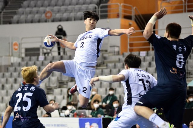 핸드볼리그 남자부 두산의 핵심 축인 센터백 정의경(왼쪽에서 두 번째). 올 시즌을 앞두고 정의경과 함께 소속팀 및 대표팀에서 기둥으로 활약해온 김동명(피봇)이 충남도청으로 이적하는 등 전력누수가 생기며 10시즌 동안 9번 우승한 두산의 아성도 위협을 받고 있다. 대한핸드볼협회 제공