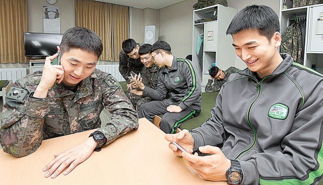 일과 후 병사들이 휴대전화를 쓰고 있는 모습. 군 당국은 2020년 7월 병사 휴대전화 사용을 전면 허용했다. 국방일보 제공