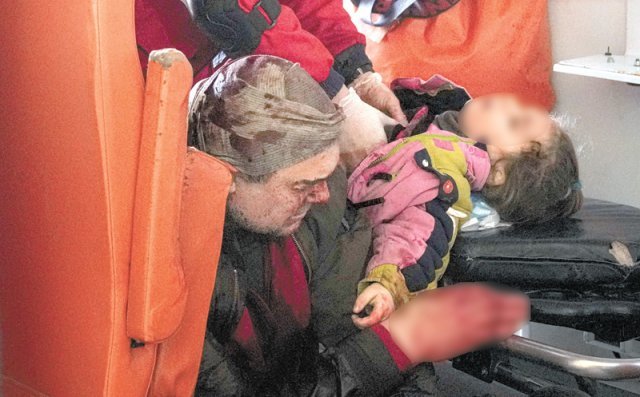 고사리손 떨군 채… 러 포격에 스러진 여섯 살 아이 지난달 27일(현지 시간) 우크라이나 동부 도네츠크주 마리우폴에서 러시아군 포격에 크게 다친 여섯 살 여자 아이가 구급차에서 심폐소생술을 받고 있다. 얼굴이 피투성이인 아이 아버지가 옆에서 흐느끼고 있다. 이름이 알려지지 않은 이 아이는 병원으로 옮겨졌지만 숨졌다. 아이를 살리려 애썼던 한 의료인은 “아이의 눈을 블라디미르 푸틴 러시아 대통령에게 보여줘라”라고 규탄했다. 러시아의 침공이 시작된 지난달 24일부터 이날까지 나흘간 최소 16명의 우크라이나 어린이가 희생됐다. 마리우폴=AP 뉴시스