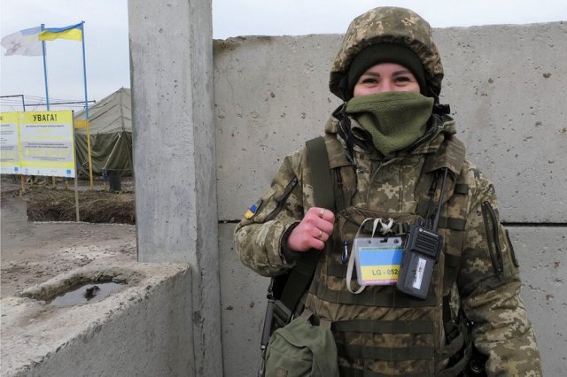 총 들고 조국수호에 나선 우크라 여성들… “난 우리나라에 살고 싶을 뿐, 그게 다예요”