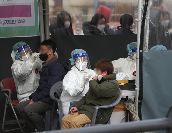서울역 선별진료소에서 시민들이 신종 코로나바이러스 감염증(코로나19) 신속항원검사를 받고 있다. 뉴스1