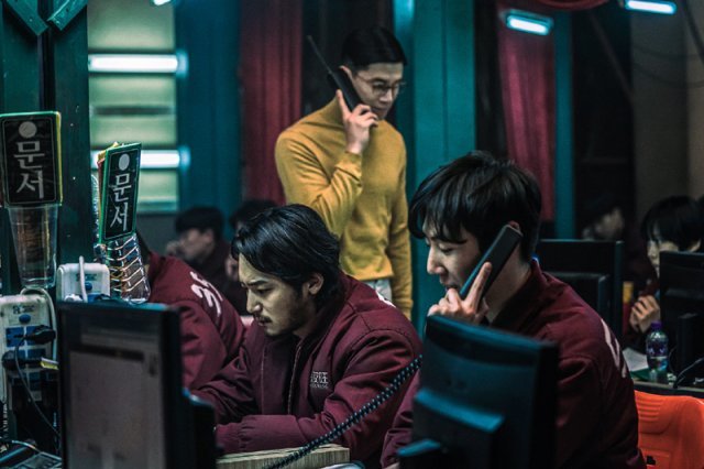 지난해 개봉한 영화 ‘보이스’에서 중국 선양에 있는 보이스피싱 본부 콜센터의 모습이 묘사된 장면. CJ ENM 제공
