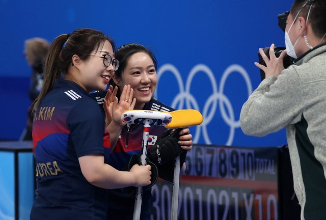 16일 중국 베이징 내셔널 아쿠아틱 센터에서 열린 2022 베이징 동계올림픽 컬링 여자 한국과 덴마크의 경기, 대한민국 팀킴 김경애와 김선영이 방송카메라를 보고 기뻐하고 있다. 2022.02.16. 뉴시스