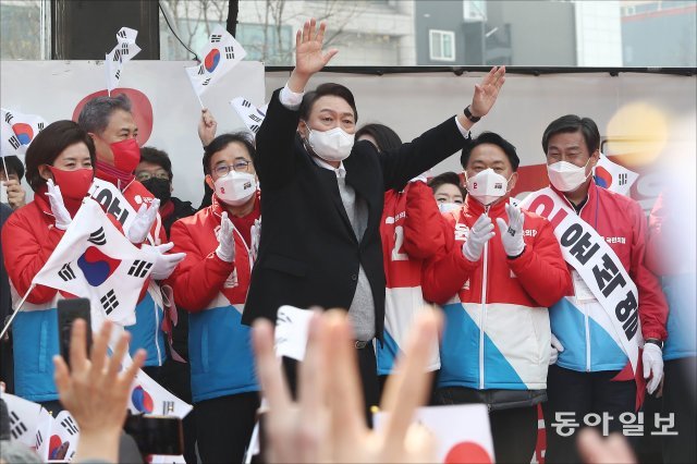 윤석열 국민의힘 대선 후보가 1일 오후 서울 서대문구 연세로 현대백화점 신촌점 유플렉스 앞에서 열린 “대한민국 만세” 서울 집중유세에서 지지자들의 환호에 응답하고 있다.원대연 기자 yeon72@donga.com