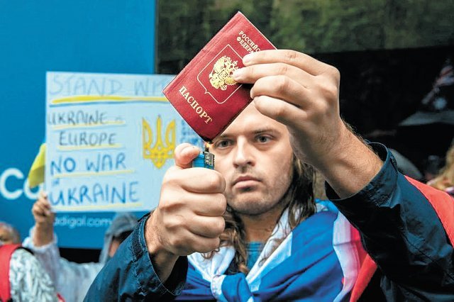 여권 불태우는 러시아인 호주 시드니에 체류 중인 러시아인 일리야 포민 씨는 지난달 25일(현지 시간) 전쟁 반대 시위에 참가해 자신의 여권을 불태우며 우크라이나 침공을 비판했다. 일리야 포민 페이스북 캡처