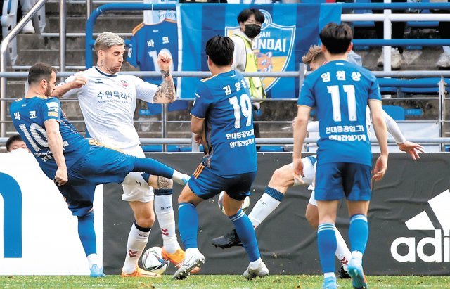 프로축구 K리그1 울산이 주력 공격수 3명의 이적에도 새 공격 옵션으로 개막 뒤 무패 행진을 달렸다. 울산의 바코(왼쪽)가 1일 
울산문수구장에서 열린 수원FC와의 경기에서 1-1로 맞선 후반 21분 문전 경합 중에 흘러나온 공을 오른발 슛으로 연결하며 
결승골을 터뜨렸다. 울산=뉴스1