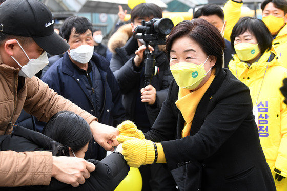 심상정 정의당 대선후보가 1일 경기 고양시 덕양구 화정역 광장에서 집중유세를 하기 위해 이동하며 시민들과 인사를 하고 있다. 사진공동취재단