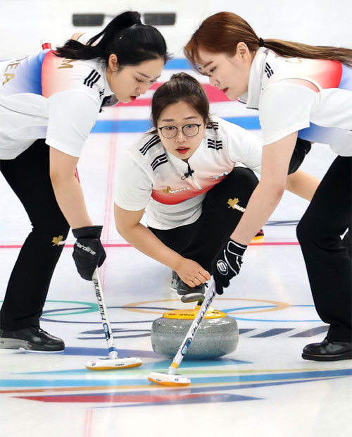 한국 여자 컬링 대표팀의 김선영(가운데)은 2022 베이징 겨울올림픽에서 팀의 첫 두 개의 돌(스톤)을 굴리는 리드 역할을 맡았다. 아쉽게 4강 진출에 실패한 김선영은 4년 뒤 올림픽 무대에서 더 단단해진 모습을 보여주겠다고 다짐했다. 베이징=뉴시스