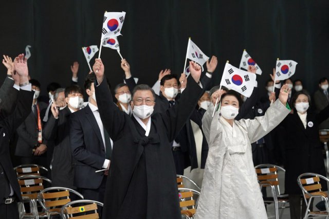 문재인 대통령(왼쪽)과 김정숙 여사가 1일 서울 서대문구 국립대한민국임시정부기념관에서 열린 제103주년 3·1절 기념식에서 참석자들과 만세삼창을 하며 태극기를 흔들고 있다. 문 대통령은 이날 기념사에서 “일본은 역사를 직시하고 역사 앞에 겸허해야 한다”고 말했다. 청와대사진기자단