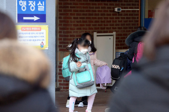 전국 초·중·고교가 개학하는 2일 오전 광주 동구 한 초등학교 정문 앞에서 학부모들이 등교한 학생들을 바라보고 있다. 2022.3.2/뉴스1 © News1