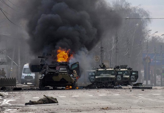 지난 2월 27일(현지시간) 우크라이나 하르키우에서 러시아 장갑차 한 대가 불타고 있다. 하르키우=AP/뉴시스