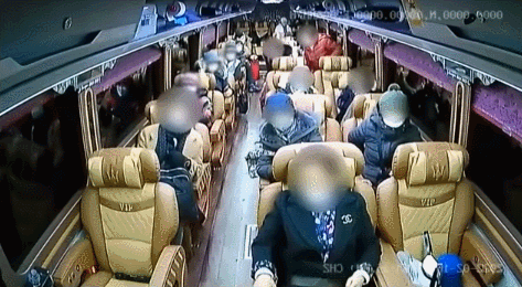 버스 주행 중 미리 일어나 넘어진 승객이 담긴 버스 내부 블랙박스 영상. 한문철TV 캡처