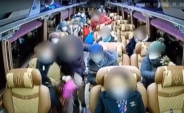 버스 주행 중 미리 일어나 넘어진 승객. 한문철TV 캡처