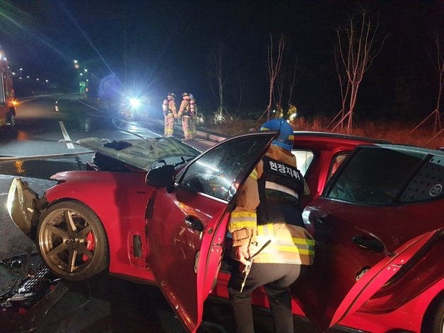 사고가 난 창원 구산면 5번 국도에서 소방대원들이 현장을 수습하고 있다(창원소방본부 제공)© 뉴스1