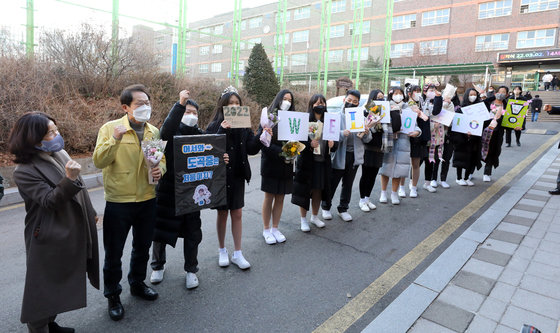 개학날인 2일 오전 서울 강남구 도곡중학교에서 조희연 서울시 교육감과 학생들이 등교하는 재학생과 신입생을 반기고 있다. 2022.3.2/뉴스1 © News1