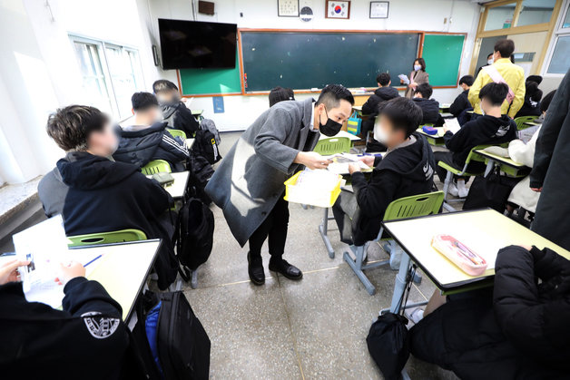 개학날인 2일 오전 서울 강남구 도곡중학교에서 학생들이 선제검사를 위한 코로나19 신속항원검사 키트를 지급받고 있다. 2022.3.2/뉴스1 © News1