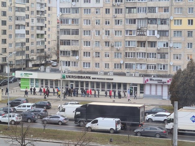 지난 24일 러시아의 침공이 시작되자 우크라이나인들은 차를 몰아 외각으로 빠져나가려고 하고 있고, 은행 앞에 돈을 인출하기 위해 줄 서 있다.(이건희씨 제공) © 뉴스1