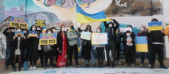 제주대학교 우크라이나 유학생들과 시민들이 1일 오후 제주시청에서 러시아-우크라이나 전쟁 중단을 촉구하는 집회를 진행하고 있다. 2022.3.1/뉴스1 © News1
